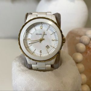 SOLD 🌟 Michael kors white mother of pearl watch
